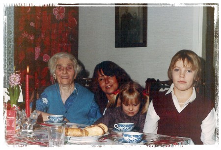 Mormor Contance, Annette (jag) med barnen Carola o Freddie